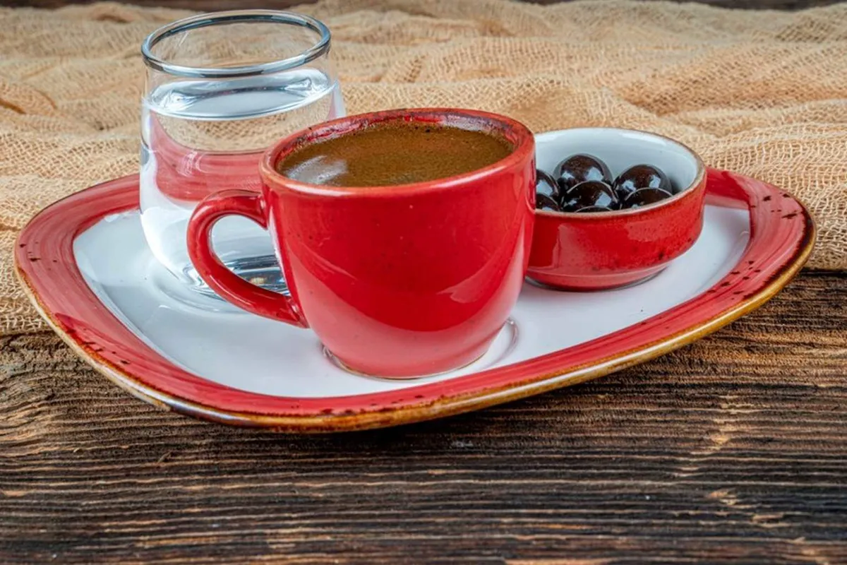 Waarom krijg je vaak een glas water bij je koffie?